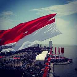 Pengibaran bendera raksasa ukuran 50x30 meter atau 1.500 meter persegi yang dikibarkan dari dasar laut Karimun saat perayaan HUT Kemerdekaan RI ke-70